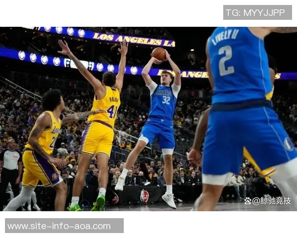 独行侠训练照曝光弗拉格与安东尼戴维斯激烈对抗展现竞争精神