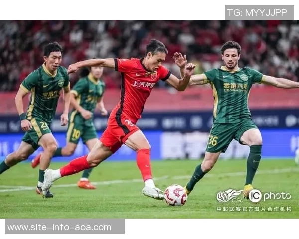 上海海港在中超联赛第29轮中以三球优势战胜浙江俱乐部绿城展现强劲实力