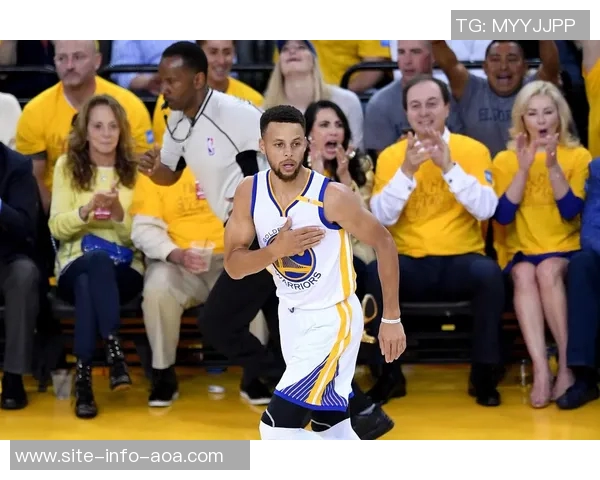 库里解析球队四人得分20的战术布局与个人影响力